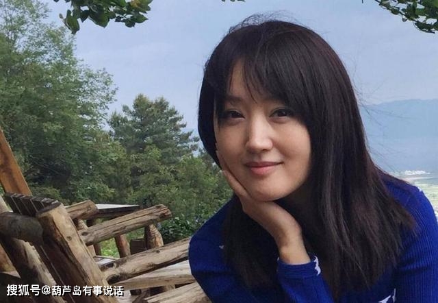 原创49岁杨钰莹晒近照,从前的甜歌皇后,隐退后却爱上了种菜