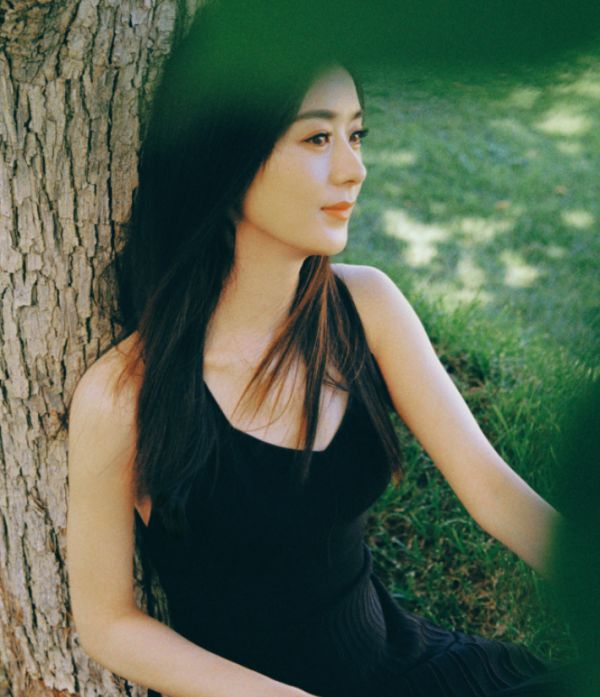 蝴蝶|赵丽颖当妈后终于开窍！穿性感黑裙露面，这“蝴蝶背”好不真实