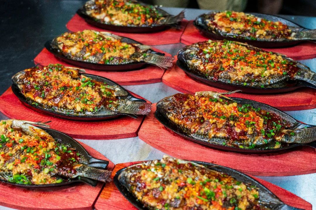 连唐僧|生蚝比47码皮鞋大,连唐僧都无法拒绝藏在昆明小区的老字号烧烤