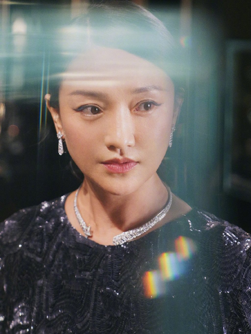 周迅|周迅拍写真神情严肃 展现成熟女性优雅魅力