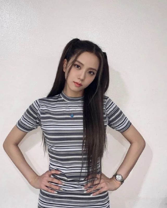 显贵|“人间初恋”金智秀晒照，基础款单品穿出高街范，显贵时髦太好学