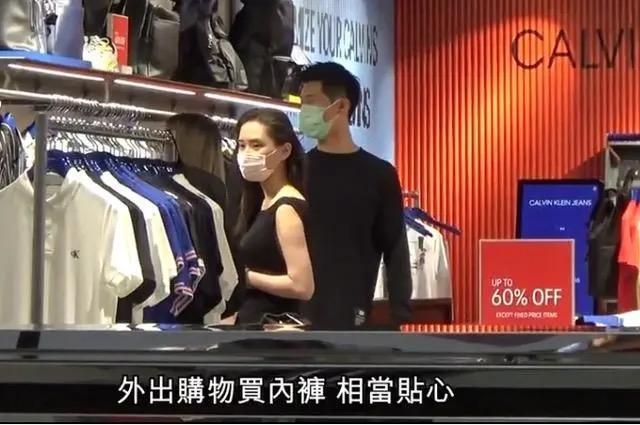 送别赌王后,窦骁十指紧扣陪超莲看医生