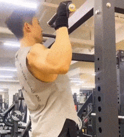 为了练出傲人的性感身材 他几乎每天都会去健身房锻炼 日复一日的努力