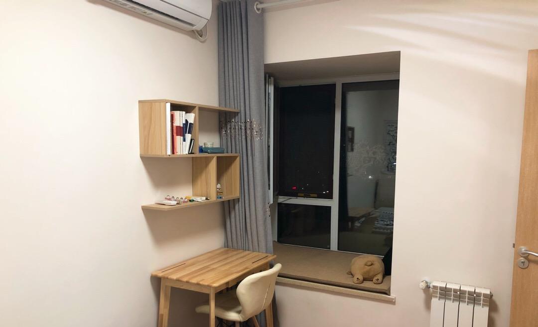 靠近小窗户的旁边可以布置书桌柜,方便使用.