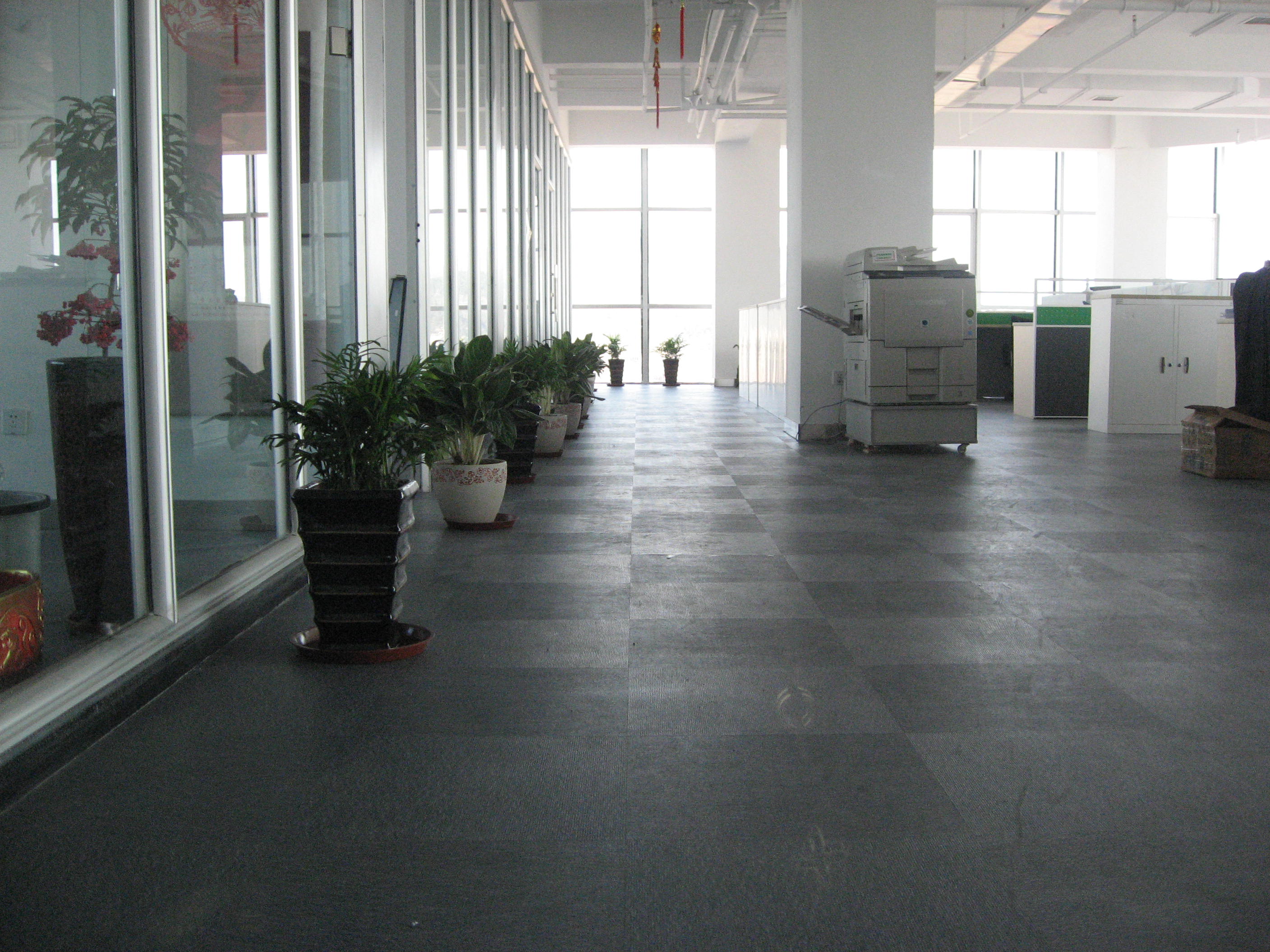 地胶板应用非常广泛,应用在办公楼,学校,健身房,幼儿园等场所,尤其在