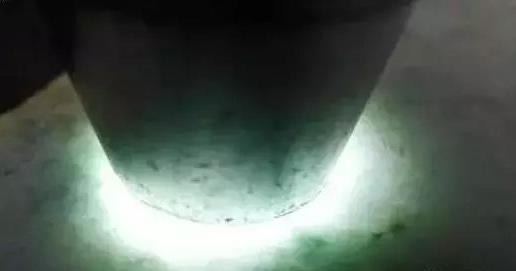 ③ 打灯之后的翡翠原石水短,反射光不强,就说明它是种老,肉细,色浓.