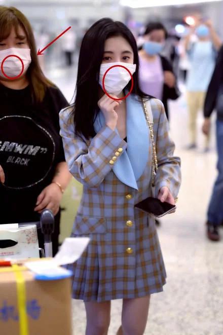 鞠婧祎为显脸小故意戴大一号口罩?看到她身边的助理后