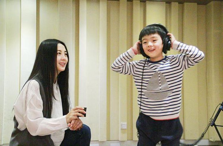 原创她曾是央视主持人，拍戏中途意外怀孕，11岁儿子至今不知亲爹是谁