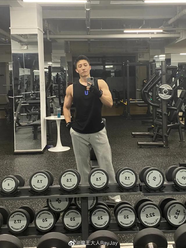 彭于晏的肌肉 黄景瑜的脸,这位肌肉小哥也太可了