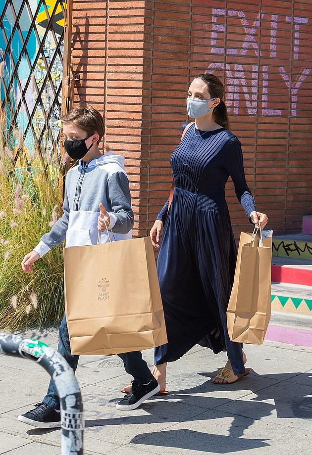 连衣裙|安吉丽娜朱莉现身被拍，白色连衣裙5万高价，堪称低调的奢华