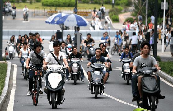 电动车,摩托车不能骑,只能买自行车和走路?专家:有更好的办法