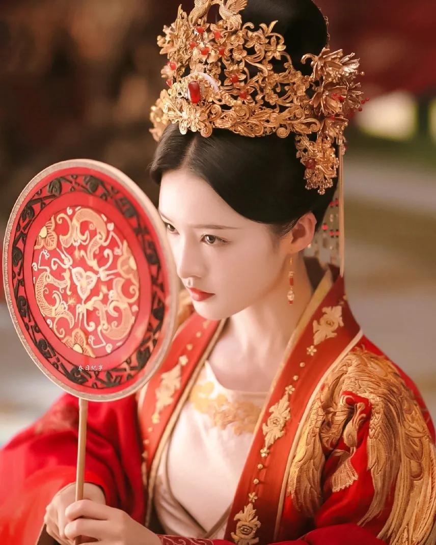 热巴|最美不过红唇锦衣？李沁凭它与热巴争艳，新一代直男女神太绝了！