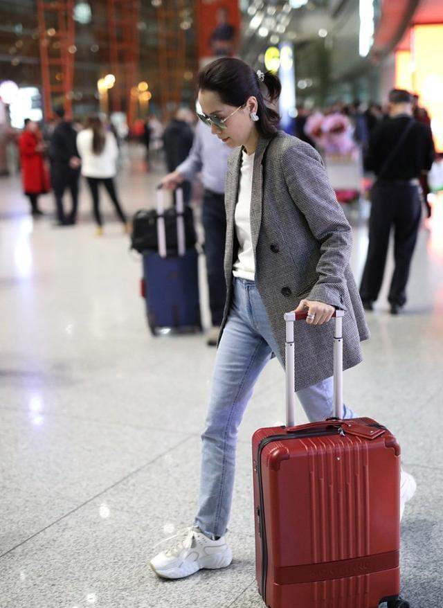 显得|海清长发邋遢没气质，肤色蜡黄干瘦，被董璇衬托的很老！