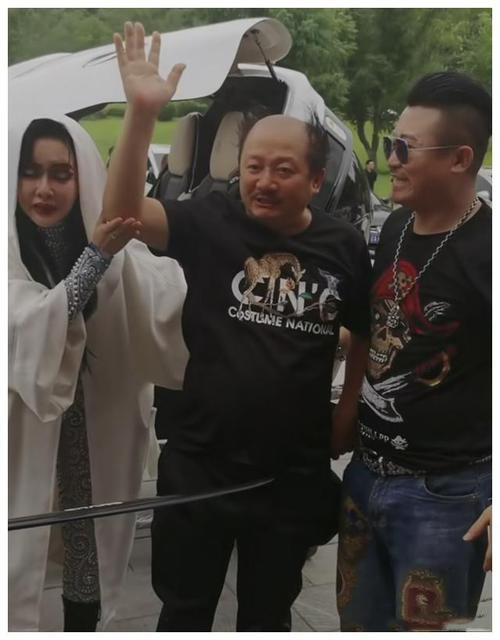 赵本山弟子排场有多大?唐鉴军坐直升机商演,王小利拥有百万豪车