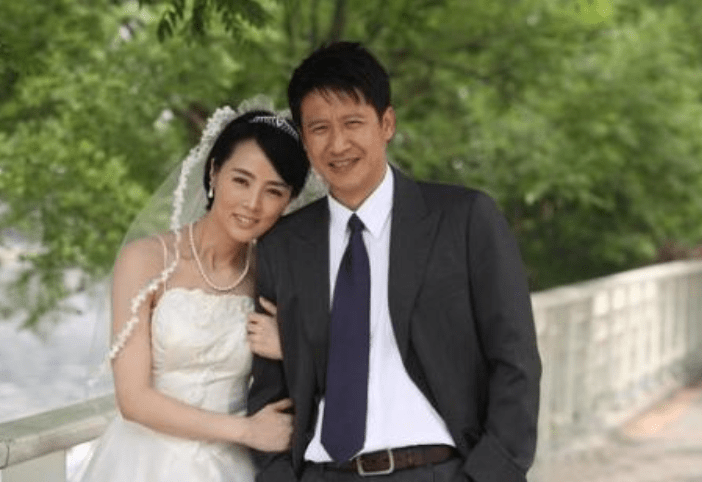 原创张国强因穷而离婚,带儿子北漂成功出名,二婚娶"北方张曼玉"