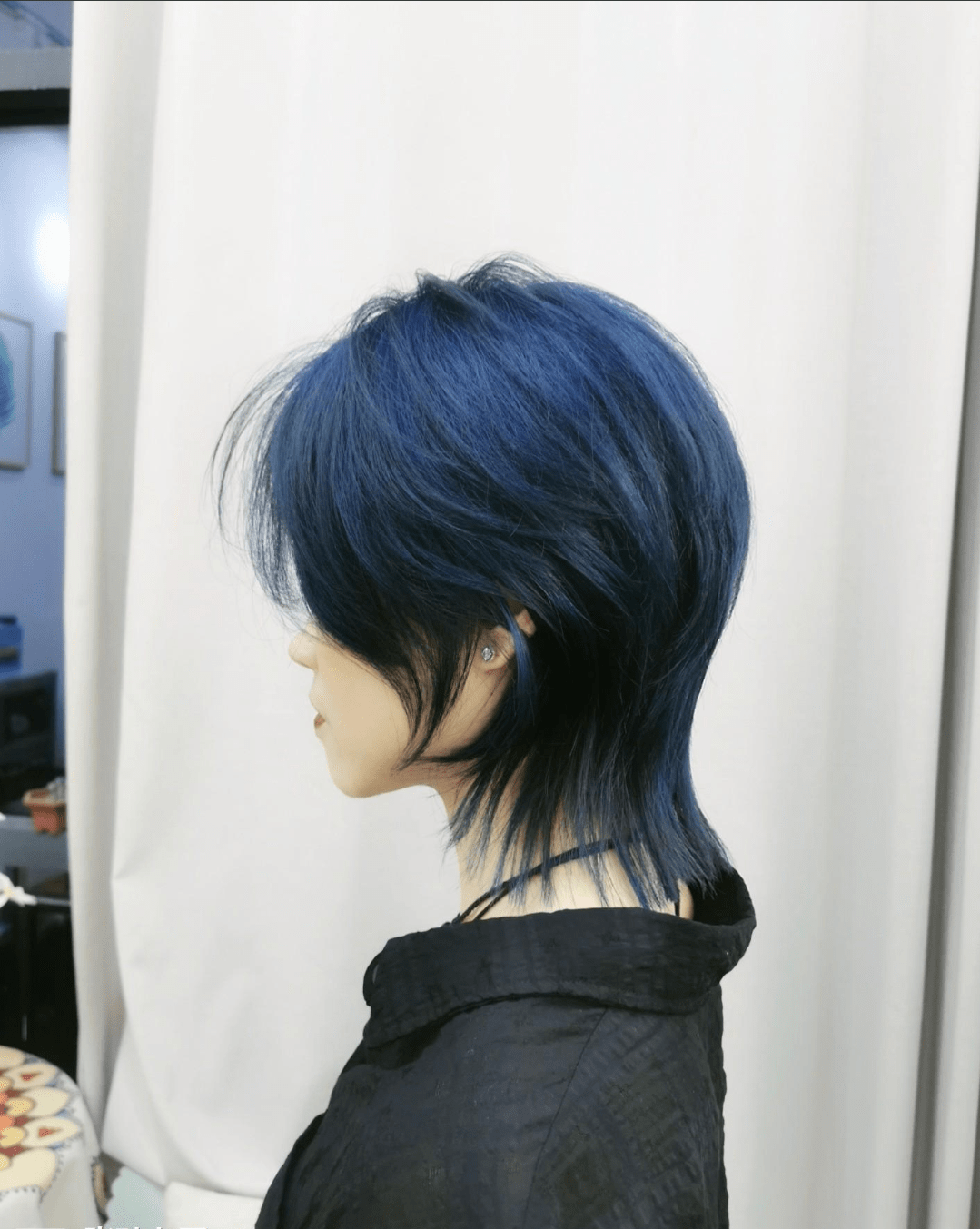 深蓝色的燕尾短发,一看就不一般,配上八字刘海,瘦脸时尚很出彩.