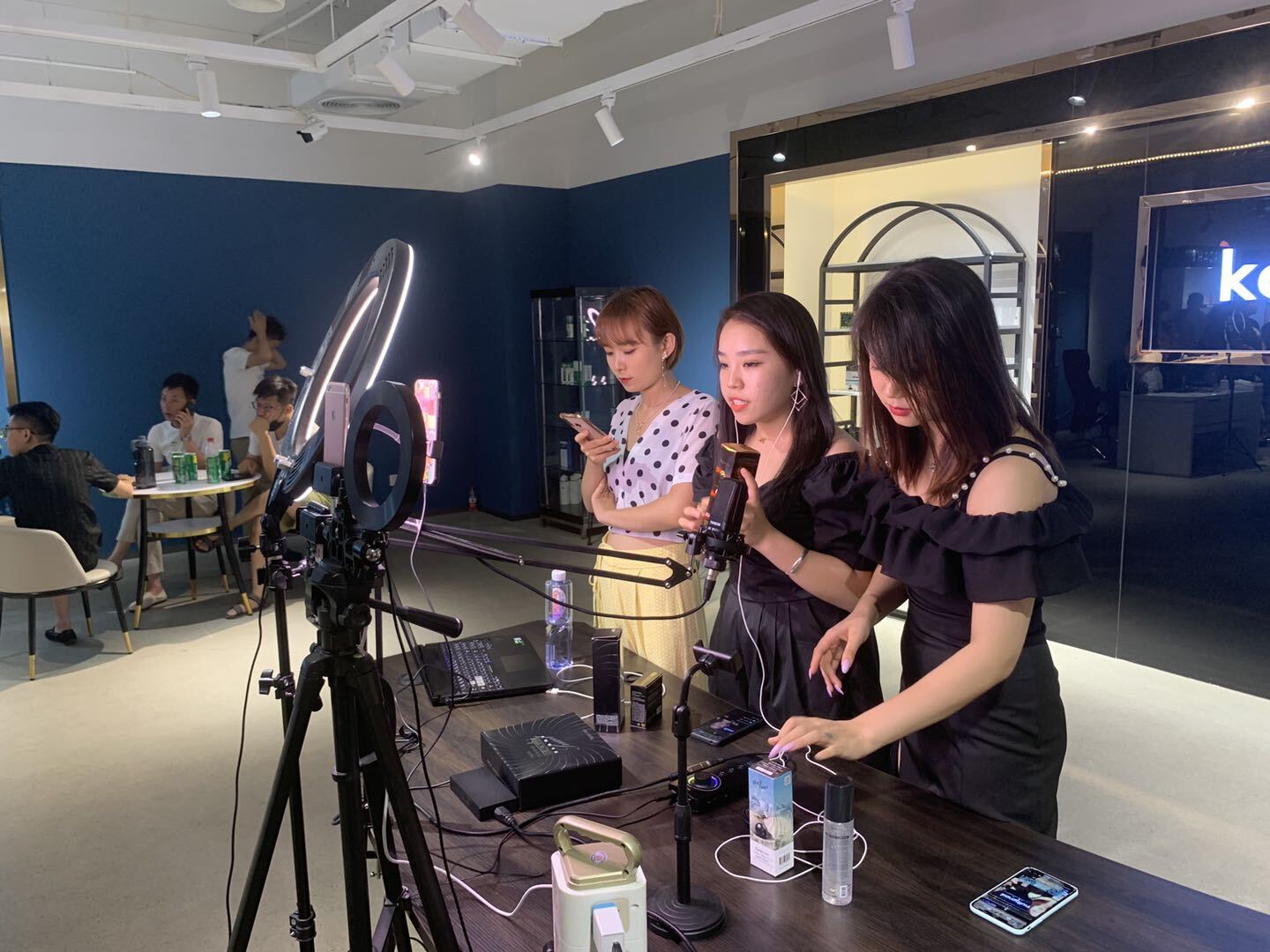 全国首家直播商场:韩国化妆品直播创业港项目在哈启动