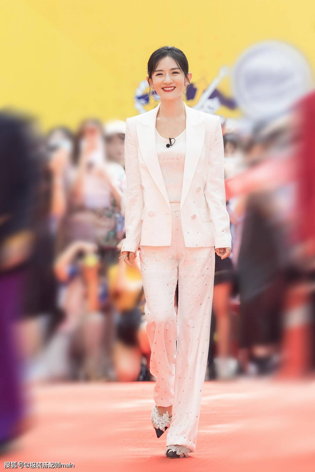 荧光|谢娜度假真会穿，荧光绿T恤配半身裙秀小蛮腰，戴满头发卡显俏皮