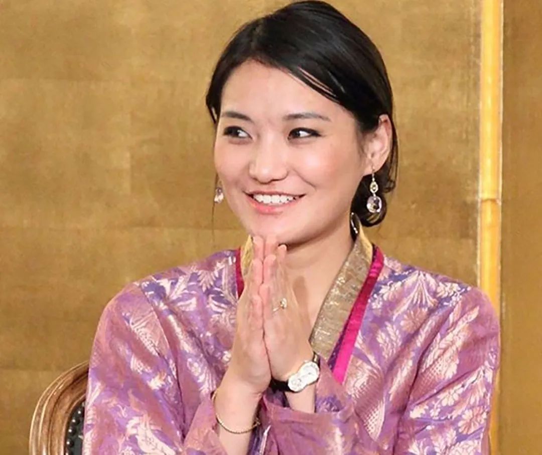 大衣|30岁不丹王后品味太土，穿毛领大衣壕气过头，手上红包包又艳又俗