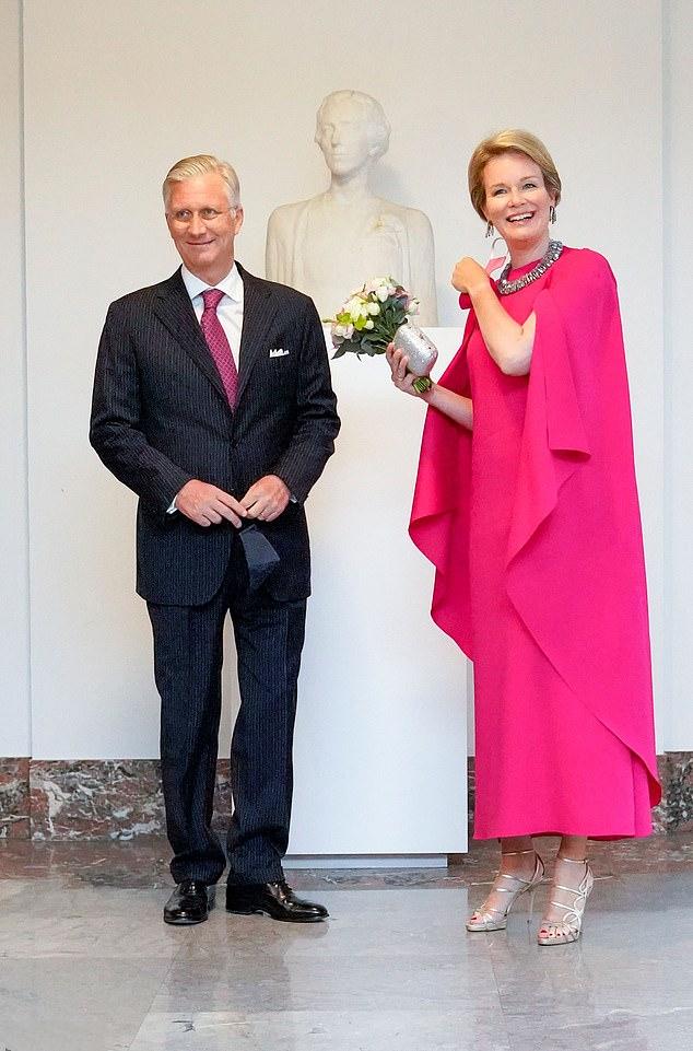 着装|比利时王后爱大红大绿，着装大气华丽，却爱戴借来的珠宝？