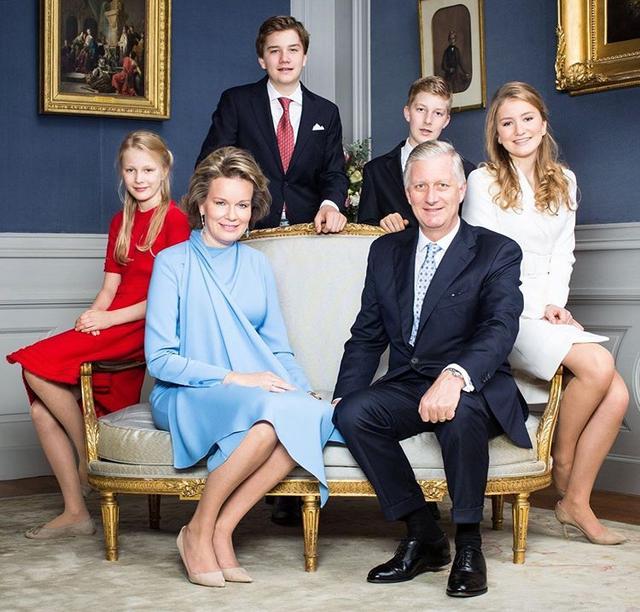 着装|比利时王后爱大红大绿，着装大气华丽，却爱戴借来的珠宝？