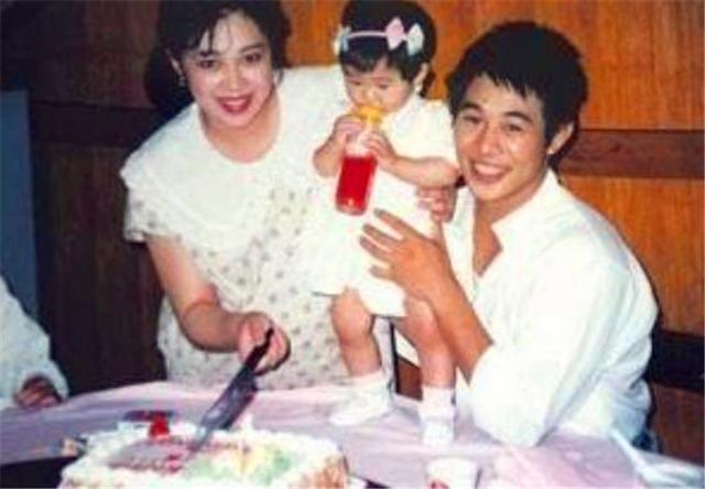 黄秋燕59岁近照惊艳网友,为李连杰生两女后被抛弃,再婚生活美满