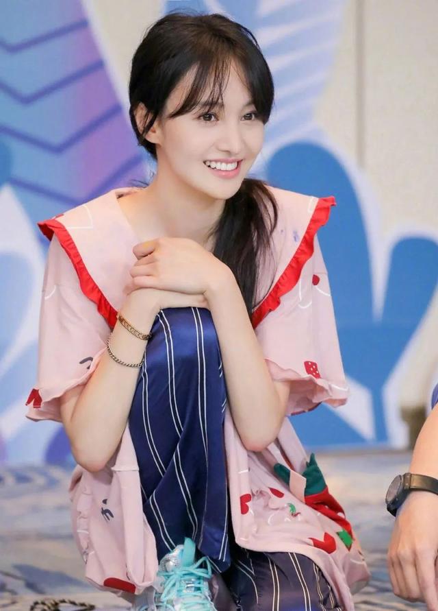 包袱|原创偶像包袱太重的郑爽，上综艺划水玩游戏作弊，水都要“假喝”？