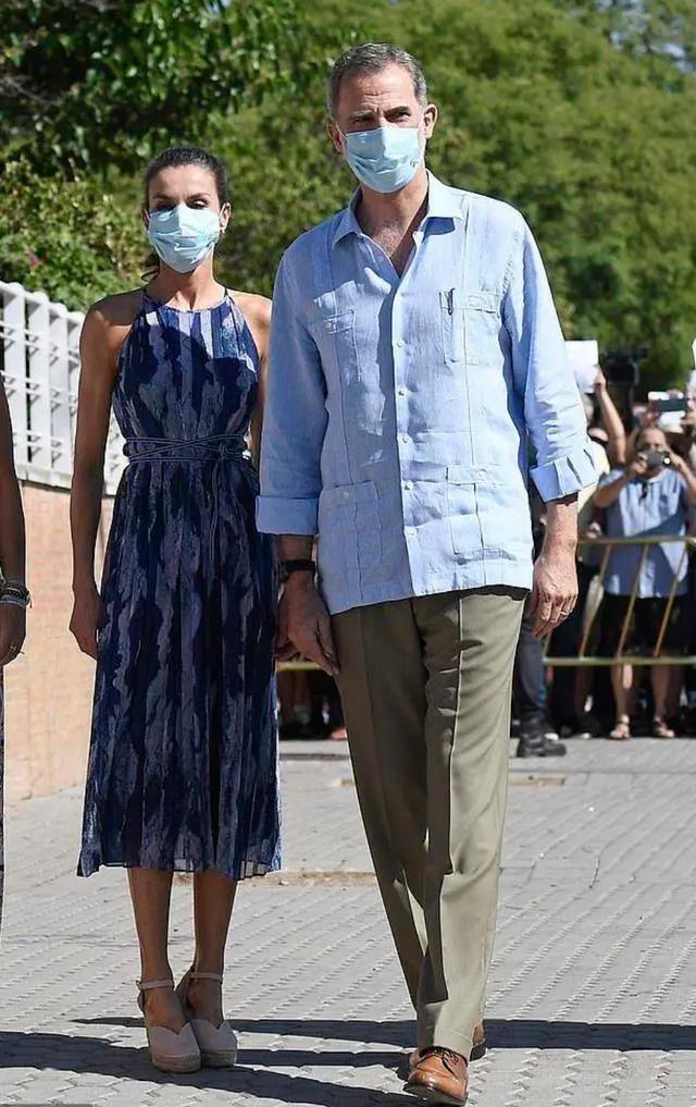 莱蒂齐亚|西班牙王后又亮相,zara穿出大牌感,看到脚上“笨笨鞋”我闭嘴了