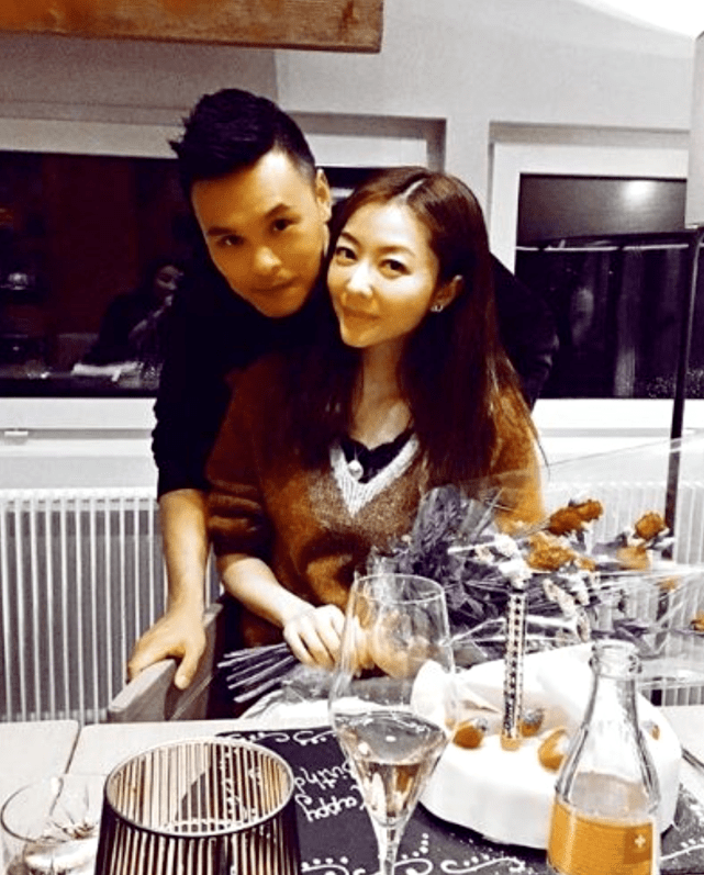 原创熊黛林老公晒女儿超萌泳装,双胞胎在过亿豪宅阳台玩水,景观一流