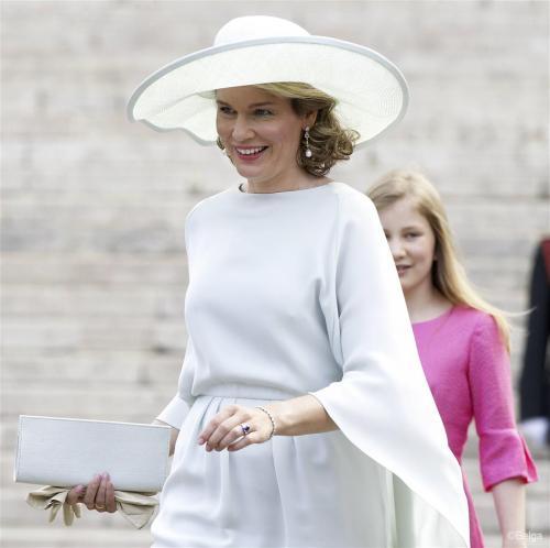 着装|比利时王后爱大红大绿，着装大气华丽，却爱戴借来的珠宝？