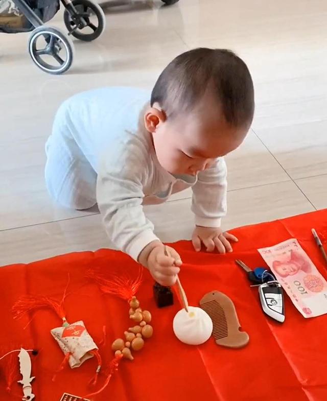 宝宝抓周，“吃货”本质暴露无遗，妈妈笑翻，网友：一生衣食无忧