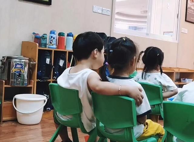 幼儿园课堂上，熊孩子偷偷搂抱女同学，被老师发现后“羞涩”模样萌翻了