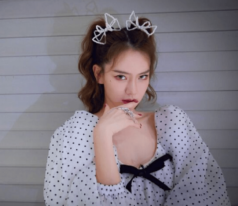 御姐|戚薇果然拥有超模气质，公主裙穿出御姐范，手的摆放成亮点