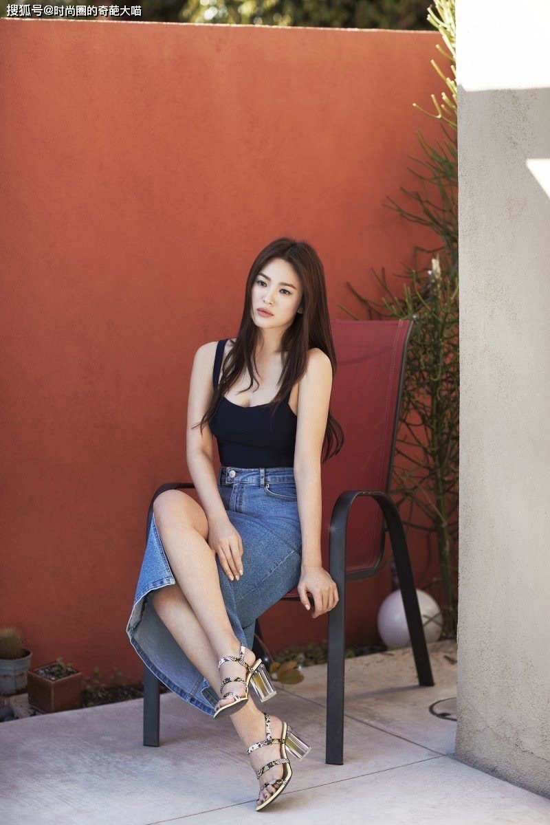 造型|宋慧乔的眼线是半永久了？每套造型强行装酷，不顾违和感直接硬套