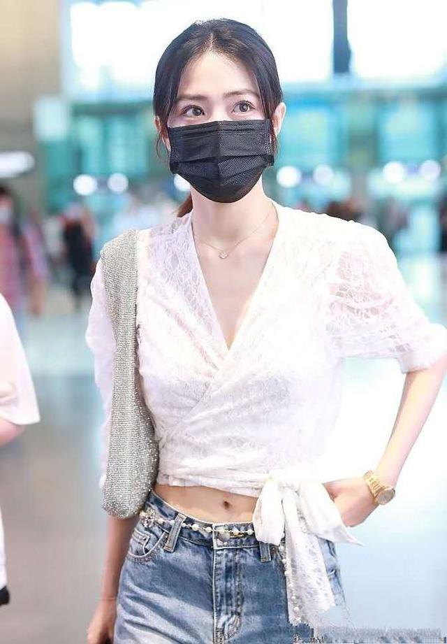 徐璐穿搭女人味十足,蕾丝露脐上衣搭配高腰裤,热辣小蛮腰太抢眼