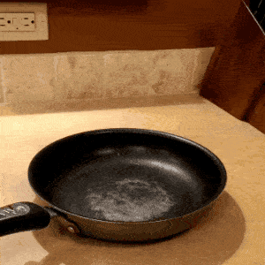 原创
幽默笑话:咱家那时候穷,四面墙都透风,窗户都是用砖头垒起来的
