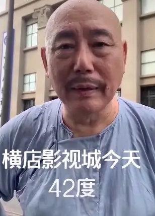 65岁老戏骨李成儒不露富，家住北京四合院，几十