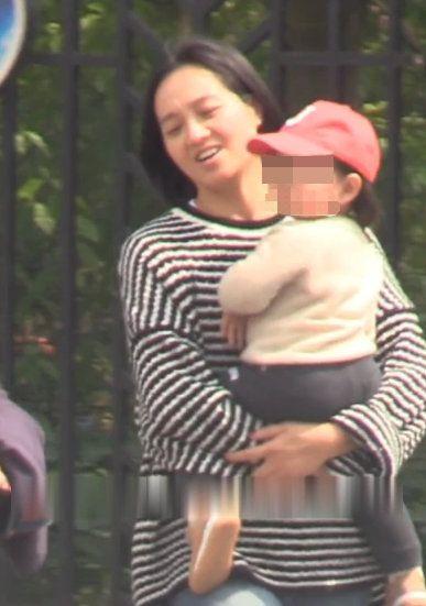 朱丹素颜出街挺孕肚还要带娃遛狗,不见周一围陪伴