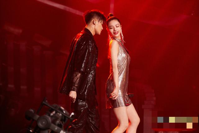 佟丽娅|综艺造型，钟楚曦港风复古明艳，佟丽娅衣品提升却被表现力扣分