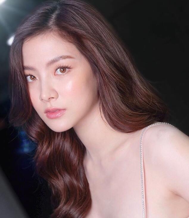 鼻尖|欧阳娜娜晒美照侧颜精致，山根鼻尖与以前差距大被质疑微调了鼻子