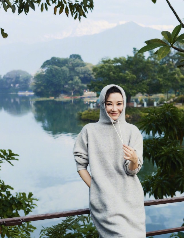 曲线|路人街头偶遇许晴,完美诠释S型曲线美人,51岁的状态让人羡慕