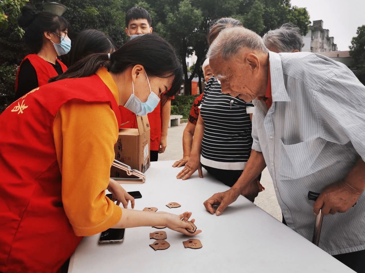 "微笑贩卖机"——关爱空巢老人