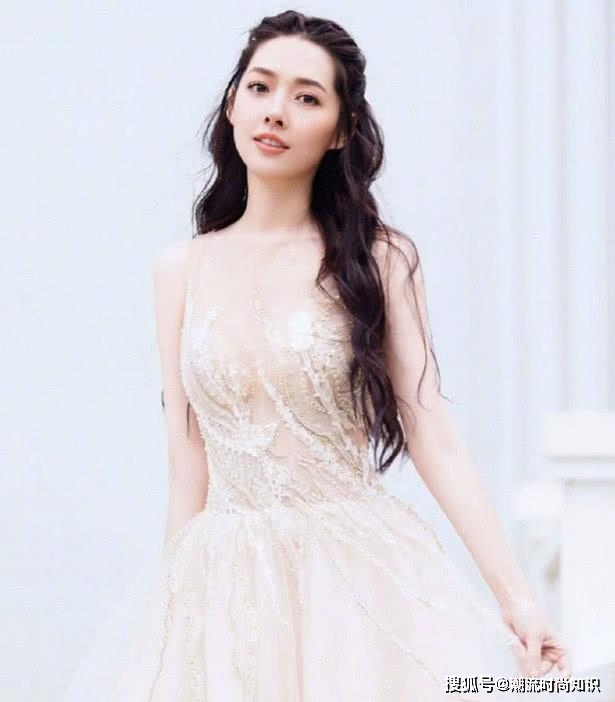 长发|被郭碧婷美到了！一头波浪长发搭配白蕾丝裙，美得让人挪不开眼