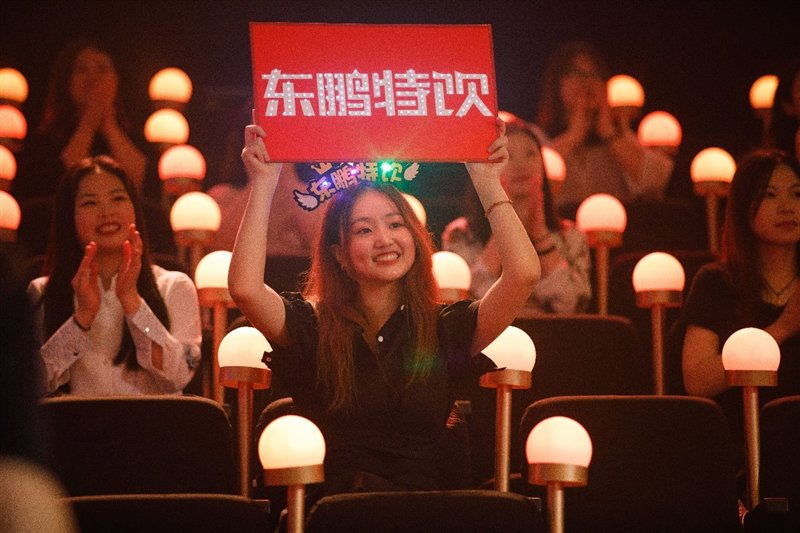 吴彤|周深、吴彤国风演绎《流淌的歌声》，东鹏特饮全场能量助攻