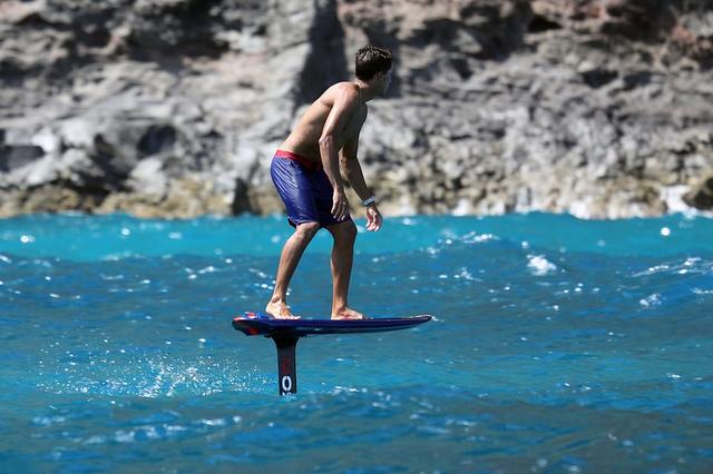 扎克伯格|扎克伯格踩8万冲浪板度假,为防晒涂成唱戏大白脸,还梳滑稽小辫