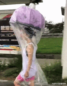 姑娘这雨伞不错呀,就是刮风走的很累吧