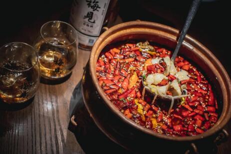 梅见|一颗青梅撬动佐餐酒新风口，梅见青梅酒和年轻人有多对味？