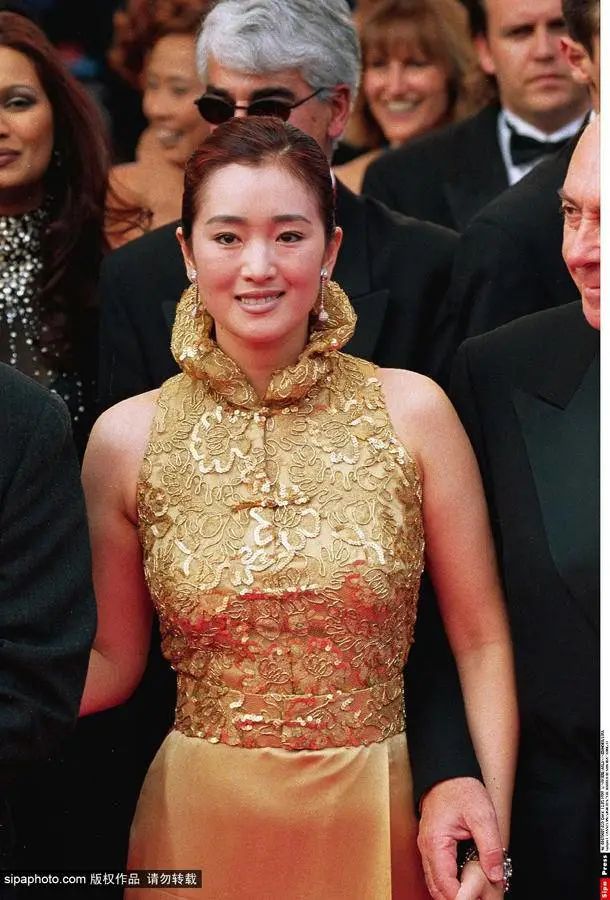 旗袍|BLACKPINK穿韩服打歌,巩俐穿旗袍走红毯,传统与现代的结合惹争议