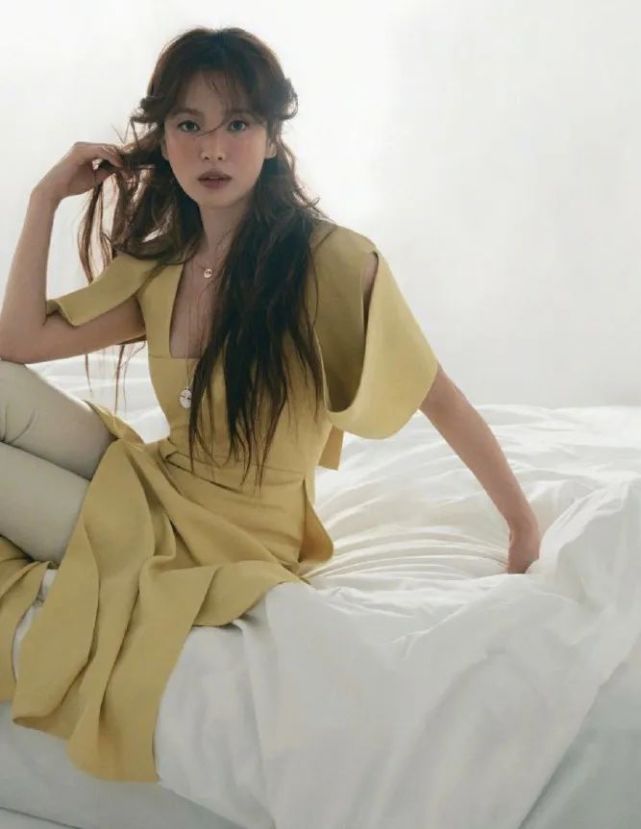 西装|宋慧乔离婚后更显颜值!身穿白色西装配精美妆容,气质太好惹人爱