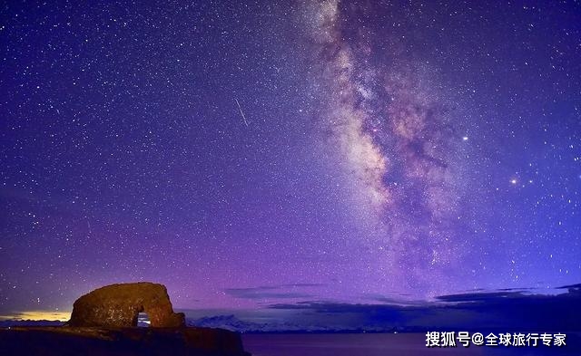 当落日映出冷暖交错的湖光 当璀璨星空被拥入圣象天门 此等美景足以